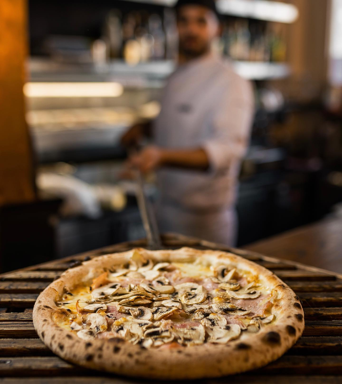 Have a slice of our 𝐏𝐢𝐳𝐳𝐚 𝐩𝐫𝐨𝐬𝐜𝐢𝐮𝐭𝐭𝐨 𝐄 𝐅𝐮𝐧𝐠𝐡𝐢, it’s tempting, simple and tasty.